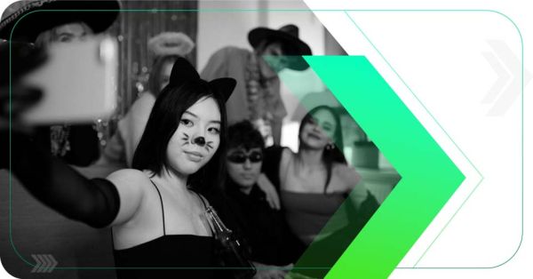 Campanhas de Carnaval com uma mulher fantasiada de gata fazendo uma selfie