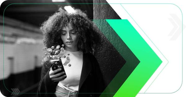 uma mulher negra olhando para o celular em uma campanha de dia da mulher