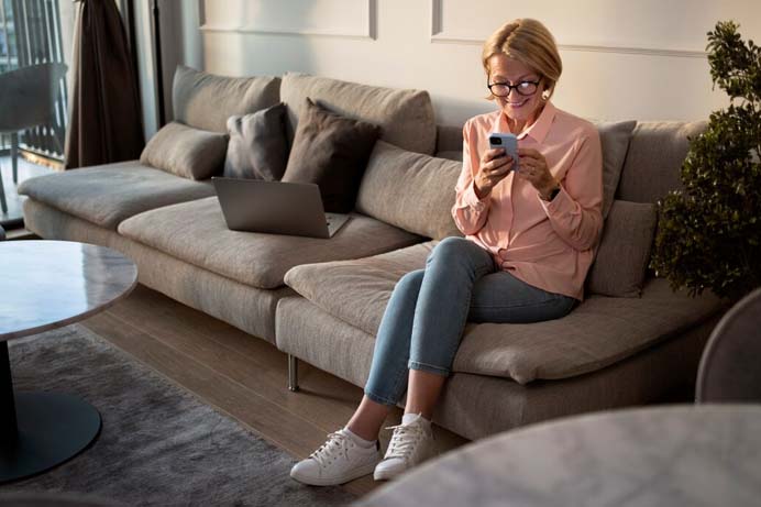 campanha de Dia da Mulher recebendo email no celular