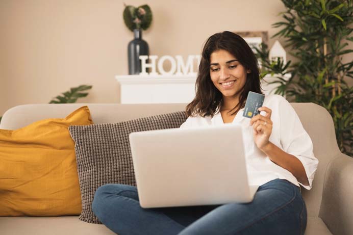 recebendo promoções campanha de Dia da Mulher no notebook dela